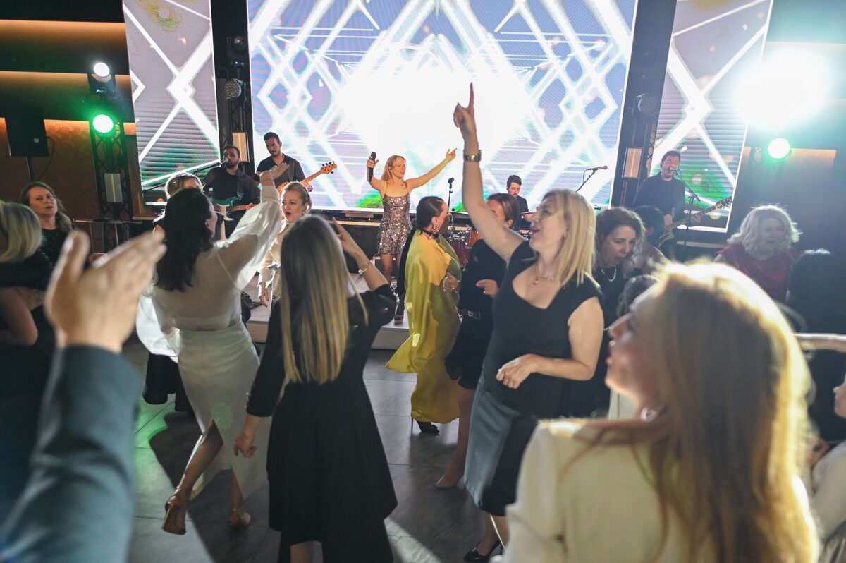 Up to 450 seated, 800 at cocktail tables